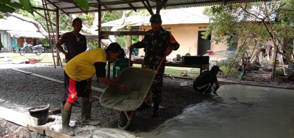 Babinsa Sertu Saroji, Turut Bantu Warga Binaan Semenisasi Lantai Rumah