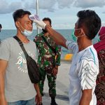 Babinsa Koramil 06/Serasan Bersama Intansi Terkait, Kembali Lakukan Pengecekan Penumpang Kapal di Pelabuhan Subi