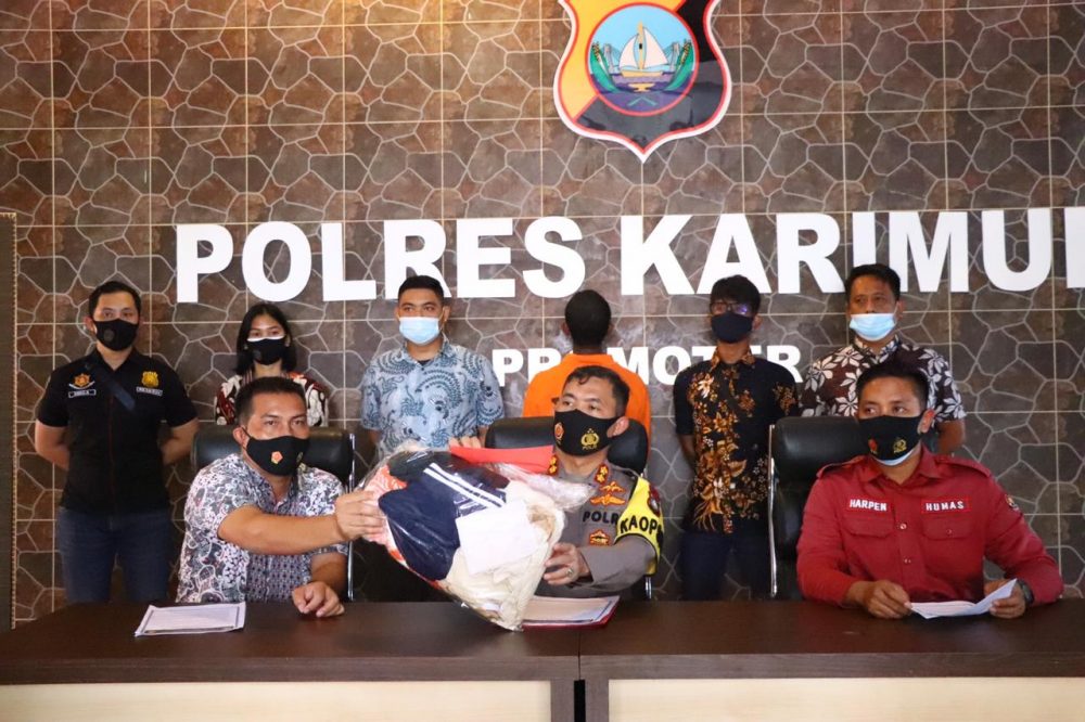 DPO Selama 1 Tahun 6 Bulan, Tersangka Pencabulan Anak Tiri Berhasil Diringkus Satreskrim Polres Karimun DPO Selama 1 Tahun 6 Bulan, Tersangka Pencabulan Anak Tiri Berhasil Diringkus Satreskrim Polres Karimun