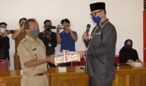 Berikan 1000 Masker di Kecamatan Selayar, H. Juramadi Esram Minta Agar ASN Tetap Netral di Pilkada Lingga Berikan 1000 Masker di Kecamatan Selayar, H. Juramadi Esram Minta Agar ASN Tetap Netral di Pilkada Lingga
