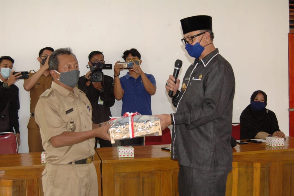 Berikan 1000 Masker di Kecamatan Selayar, H. Juramadi Esram Minta Agar ASN Tetap Netral di Pilkada Lingga