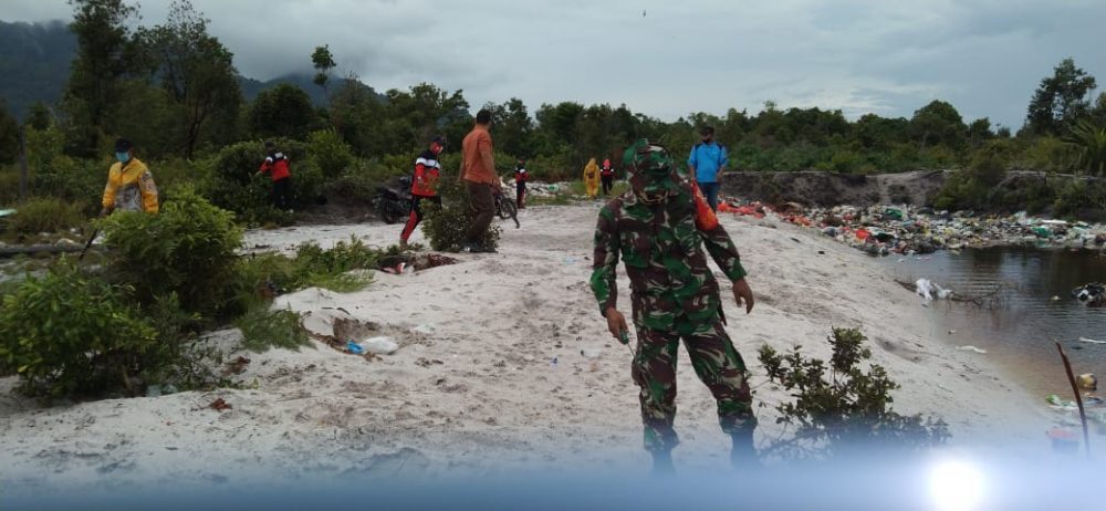 Babinsa Koramil 06/Serasan, Goro Bersama Masyarakat Bersihkan TPA Babinsa Koramil 06/Serasan, Goro Bersama Masyarakat Bersihkan TPA