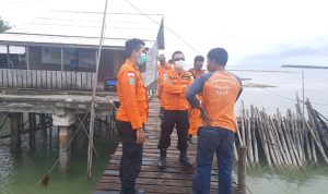 Tim SAR Gabungan Natuna Evakuasi 6 Orang Nelayan Korban Kapal Mati Mesin Tim SAR Gabungan Natuna Evakuasi 6 Orang Nelayan Korban Kapal Mati Mesin