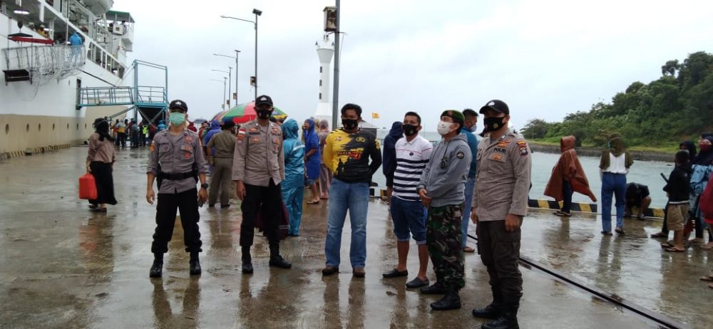 Koramil 06/Serasan Bersama Polsek, Kembali Cek Turun Naik Penumpang Kapal KM Bukit Raya
