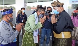 Tiba di Pelabuhan SBP, Kafilah Kabupaten Lingga di Sambut Dengan Prosesi Adat Melayu Tepuk Tepung Tawar