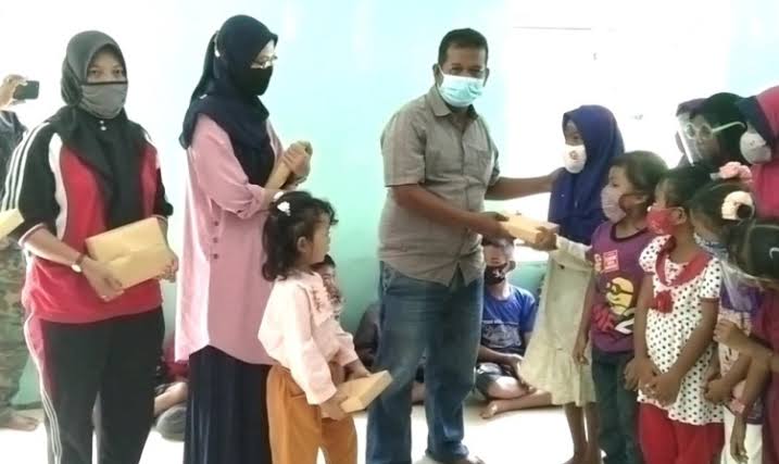 Camat Singkep Barat dan Ketua PKK Kecamatan Sumbangkan Peralatan Sekolah