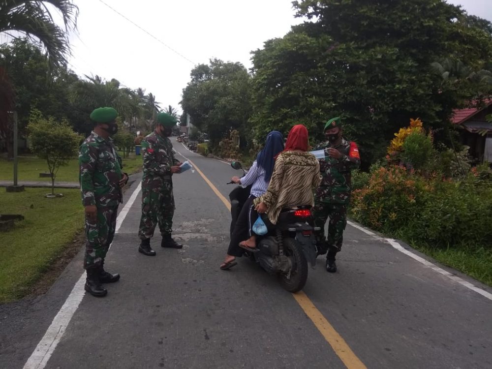 Koramil 06/Serasan, Bagikan Masker Gratis Kepada Pengguna Jalan Koramil 06/Serasan, Bagikan Masker Gratis Kepada Pengguna Jalan