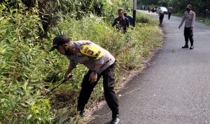 Beri Rasa Nyaman Berlalulintas, Polsek Singkep Barat Lakukan Goro Pembersihan Jalan Beri Rasa Nyaman Berlalulintas, Polsek Singkep Barat Lakukan Goro Pembersihan Jalan
