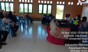 Babinsa Sertu Saroji, Dampingi Kades Terayak Salurkan BLT DD Bulan Desember