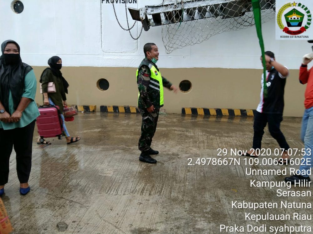 Meski di Guyur Hujan, Babinsa Ini Tetap Laksanakan PAM Sandar Kapal Meski di Guyur Hujan, Babinsa Ini Tetap Laksanakan PAM Sandar Kapal