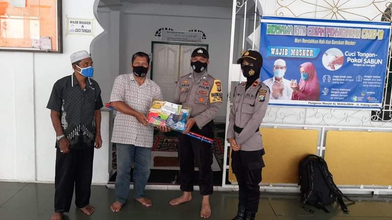 Dukung Program Kapolri, Bhabinkamtibmas Kelurahan Kemboja Serahkan Alat Kebersihan Masjid