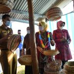 Sofha Marwah Bahtiar Mengajak Para Ibu Rumah Tangga Untuk Jadi Pengrajin Sofha Marwah Bahtiar Mengajak Para Ibu Rumah Tangga Untuk Jadi Pengrajin