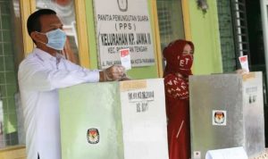 Genius Umar Bersama Istri dan Anak, Mencoblos di TPS I Kec. Pariaman Tengah