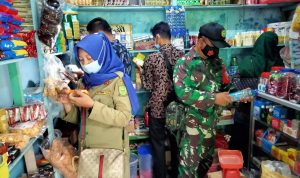 Jaga Kesehatan Warga Binaan, Babinsa Koramil 06/Serasan Sidak Sembako Kadaluarsa