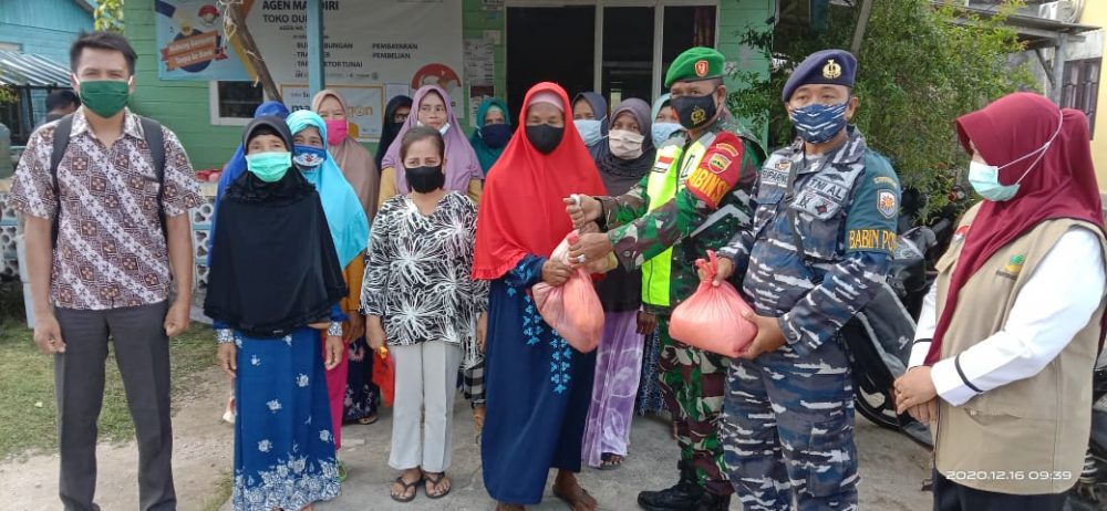 Babinsa Kopda Zulkarnaini, Dampingi Staf Desa Bagikan Paket Sembako Kepada Masyarakat Terdampak Covid-19