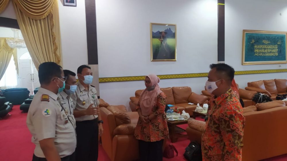 Guna Memerangi Pandemi Covid-19, KKP Kelas II Tanjung Pinang Berikan Bantuan APD ke Pemkab Lingga