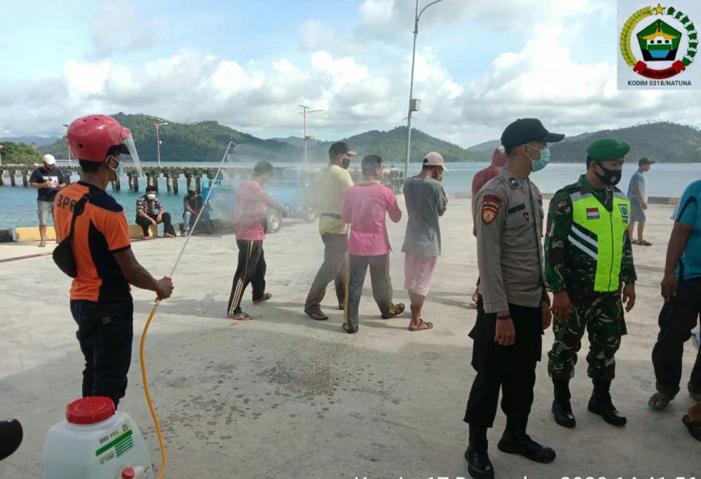 Antisipasi Wabah Covid-19, Personil Koramil 04/Letung Cek Turun Naik Penumpang Kapal Antisipasi Wabah Covid-19, Personil Koramil 04/Letung Cek Turun Naik Penumpang Kapal