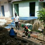 Bersama Pemuda Binaan, Babinsa Serka Edi Goro Bangun Tempat Wudhu