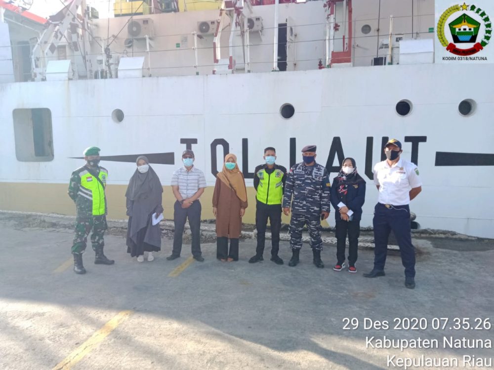 Antisipasi Wabah Corona, Babinsa Koramil 03/Sedanau Lakukan Pengamanan Turun Naik Penumpang Kapal