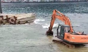 Keruk Karang Dengan Excavator, PT. Ganesha Bangun Riau Sarana di Kecam Nelayan Anambas