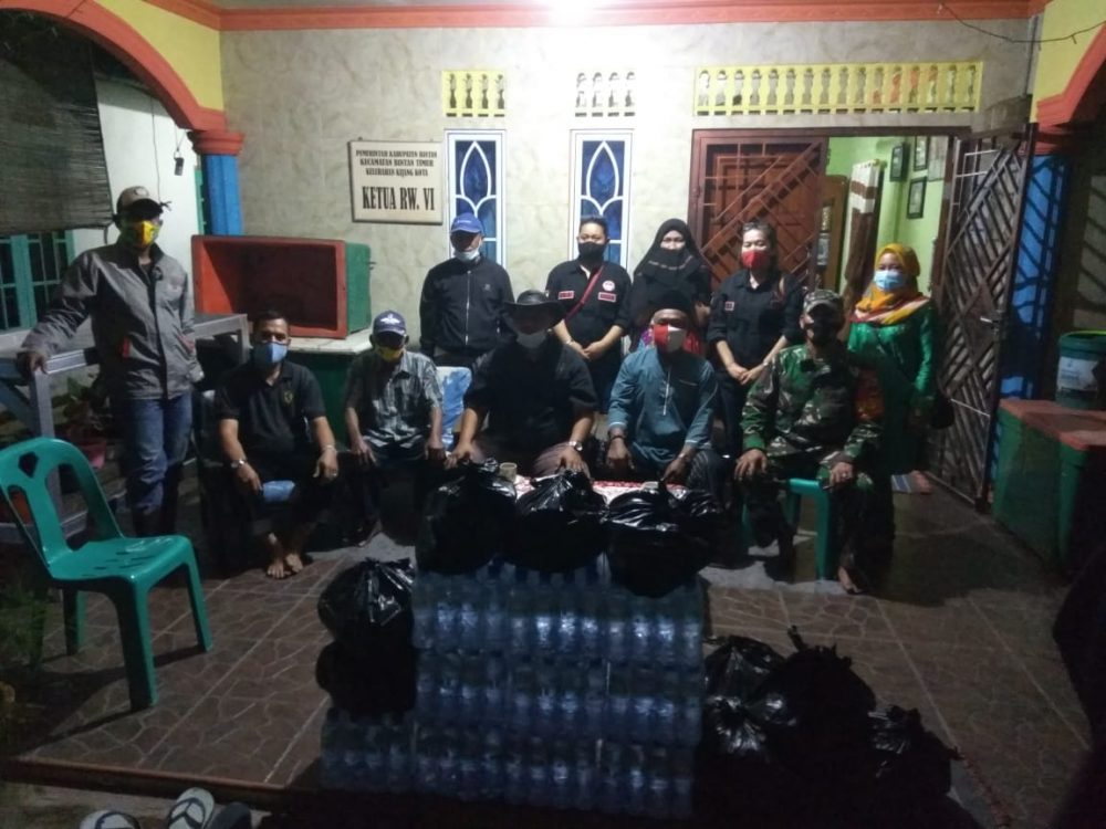 FPII Bintan Serahkan Sembako Ke Warga Yang Terdampak Banjir FPII Bintan Serahkan Sembako Ke Warga Yang Terdampak Banjir