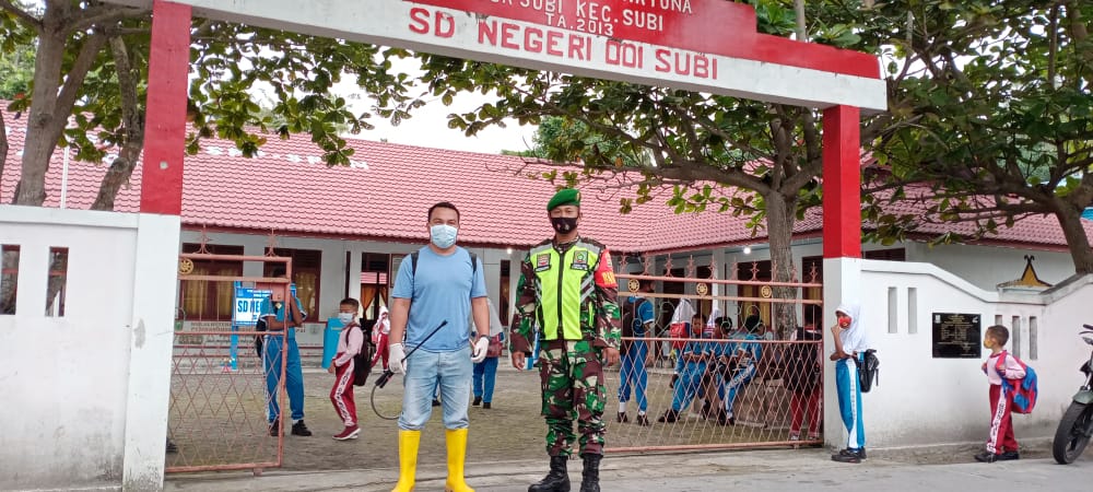 Antisipasi Covid-19, Koramil 06/Serasan Kembali Lakukan Penyemprotan Disejumlah Sekolah