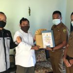 Lurah Kampung Bulang Berikan Cendra Mata Kepada 6 Mantan RT/RW