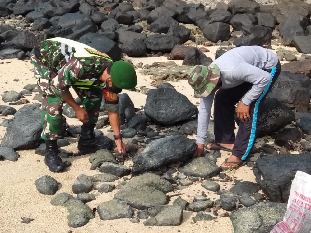 Lakukan Komsos, Babinsa Serda Hendry Bantu Warga Kumpulkan Batu Untuk Mancing