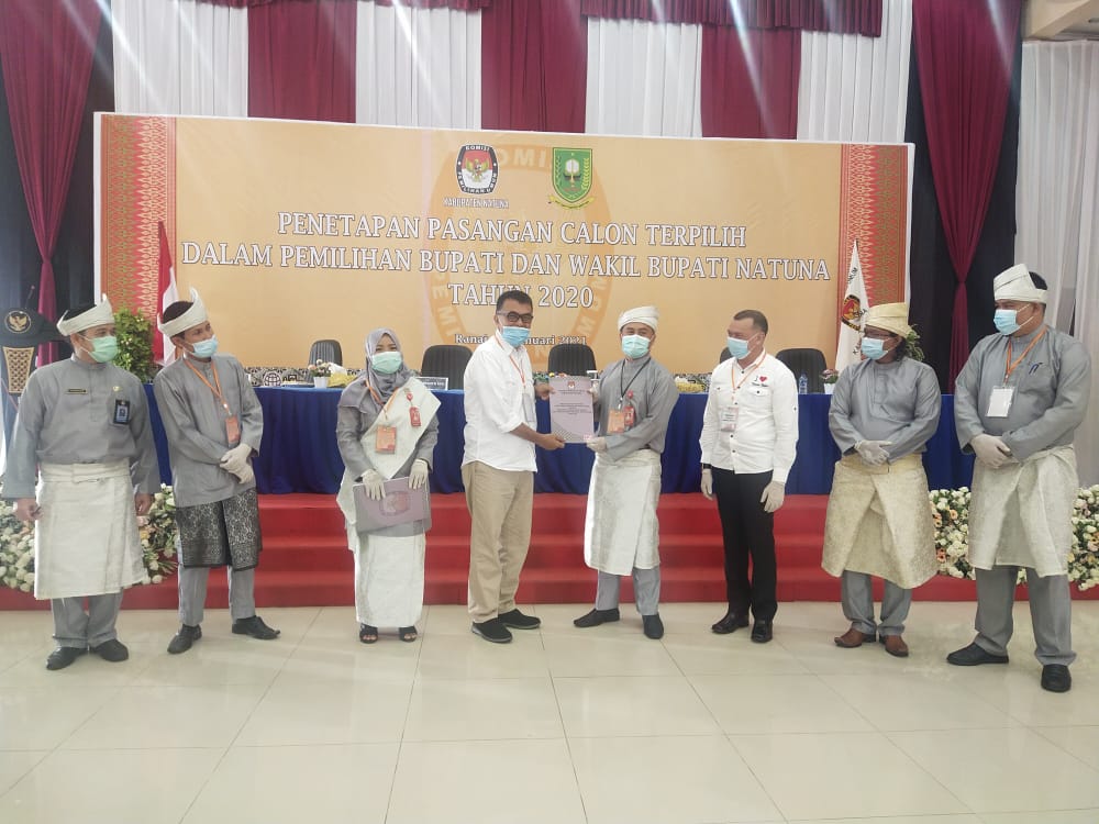KPU Tetapkan Siswandi dan Rodhial Huda Sebagai Pasangan Terpilih Kepala Daerah Natuna KPU Tetapkan Siswandi dan Rodhial Huda Sebagai Pasangan Terpilih Kepala Daerah Natuna