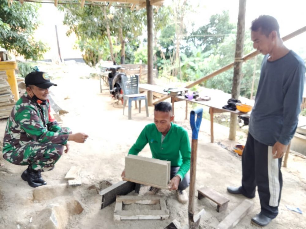 Kembali Komsos, Babinsa Serda Yusria Himbau Warga Binaan Utamakan Keselamatan Saat Bekerja