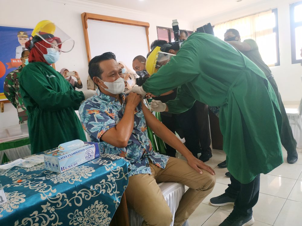 Mewakili DPRD Natuna, Eri Marka Pejabat Pertama di Suntik Vaksin