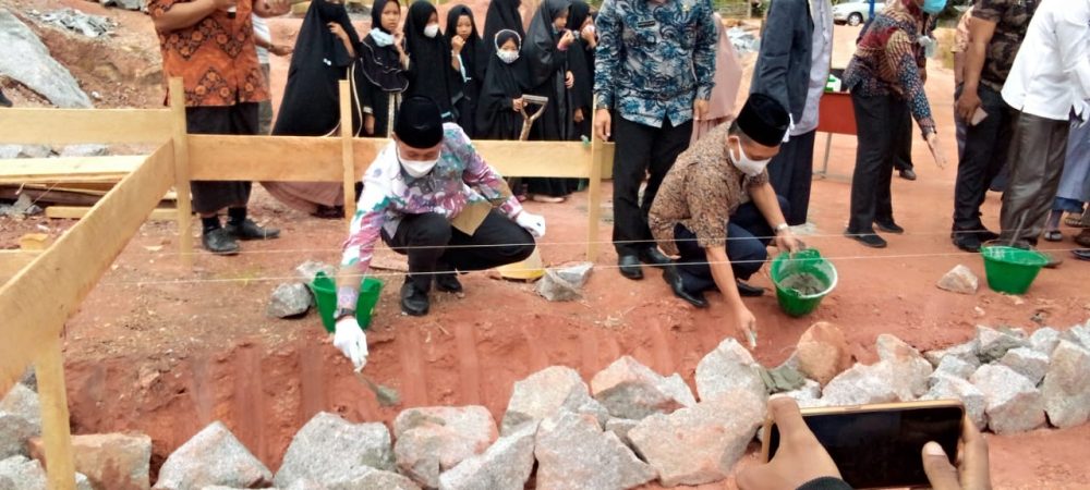 Hadiri Peletakan Batu Pertama Pembangunan Sekolah SD IT, Eri Marka Apresiasi Pengurus Yayasan