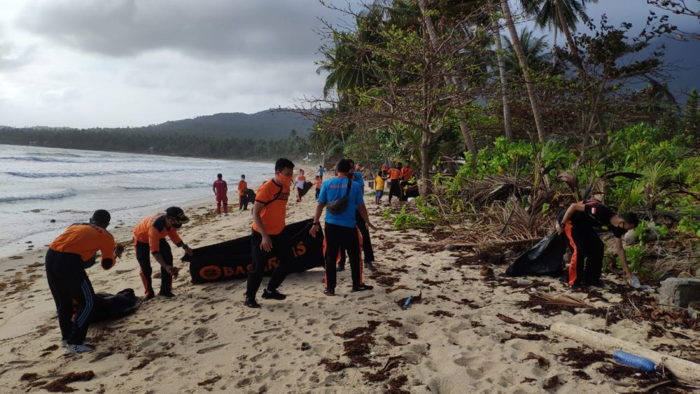 Jelang HUT Basarnas Ke-28, KPP Natuna Gelar Baksos Bersih-Bersih Pantai