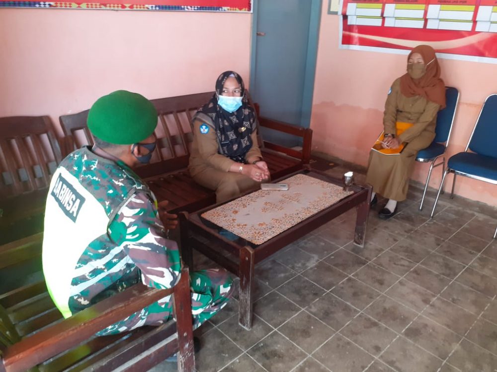 Babinsa Sertu Johansyah, Kembali Komsos Bersama Kepala Sekolah Wilayah Binaan