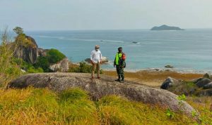 Bersama Lurah Ranai Kota, Babinsa Serda Erwin Promosikan Wisata Tanjung Senubing