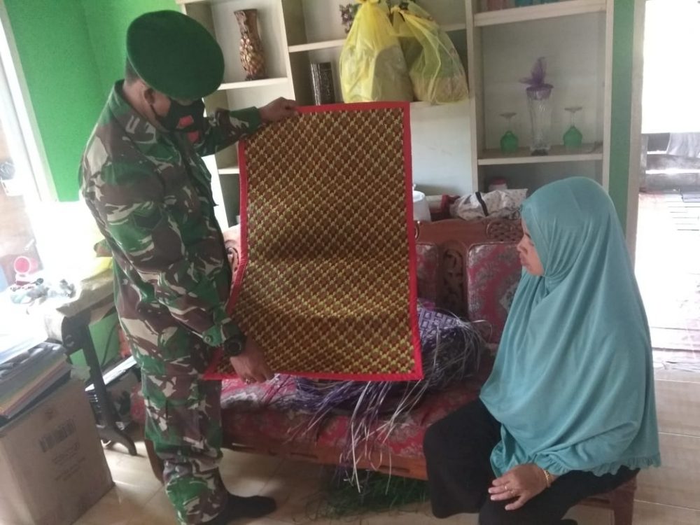 Kegiatan Non Fisik TMMD Ke-110, Babinsa Koramil 06/Serasan Promosikan Produk Anyaman Tikar Kegiatan Non Fisik TMMD Ke-110, Babinsa Koramil 06/Serasan Promosikan Produk Anyaman Tikar