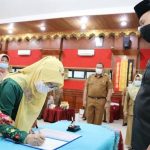 Wawako Lantik Isteri Walikota Sebagai Sekdiskes Wawako Lantik Isteri Walikota Sebagai Sekdiskes