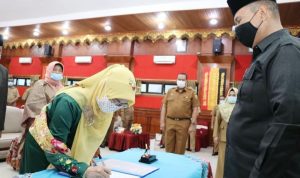Wawako Lantik Isteri Walikota Sebagai Sekdiskes