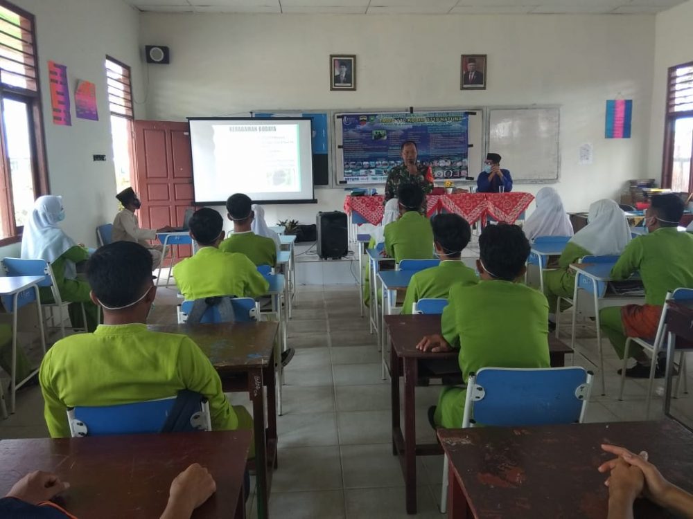 TMMD Ke-110, Babinsa Serka Parsimin  Sosialisasikan Geopark Natuna Kepada Siswa SMA N 1 Serasan