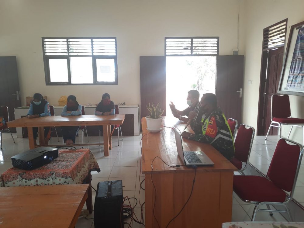 Perkenalkan Geopark Natuna, Babinsa Serda David Sambangi Pelajar SMP 1 Bunguran Selatan Perkenalkan Geopark Natuna, Babinsa Serda David Sambangi Pelajar SMP 1 Bunguran Selatan