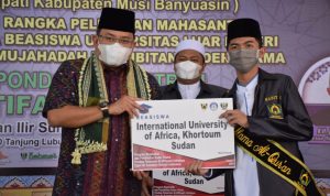 Bupati Dodi Reza Lepas Santri Penerima Beasiswa Universitas Luar Negeri