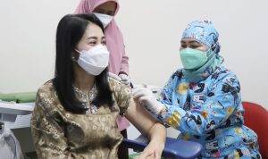 Istri Bupati Muba Disuntik Vaksin