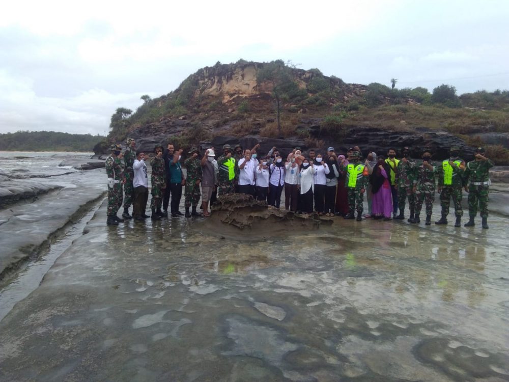 Sasaran Non Fisik TMMD Ke-110, Goro Membersihkan Lokasi Objek Wisata Tanjung Sigit Natuna