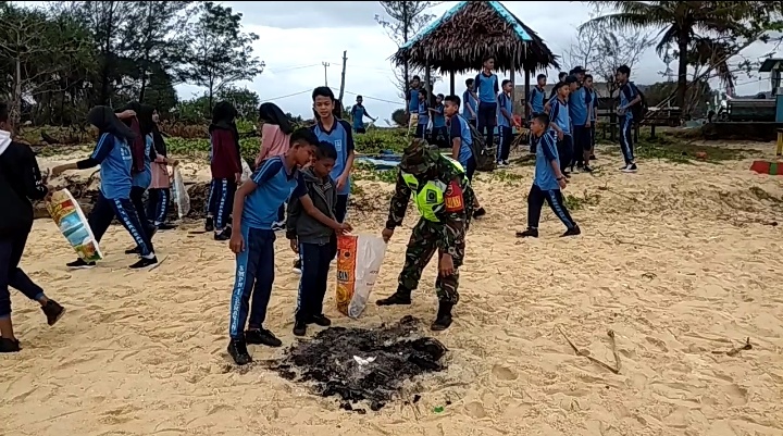 TMMD Ke 110 Kodim 0318 / Natuna, Koramil 06/Serasan Goro Bersihkan Pantai