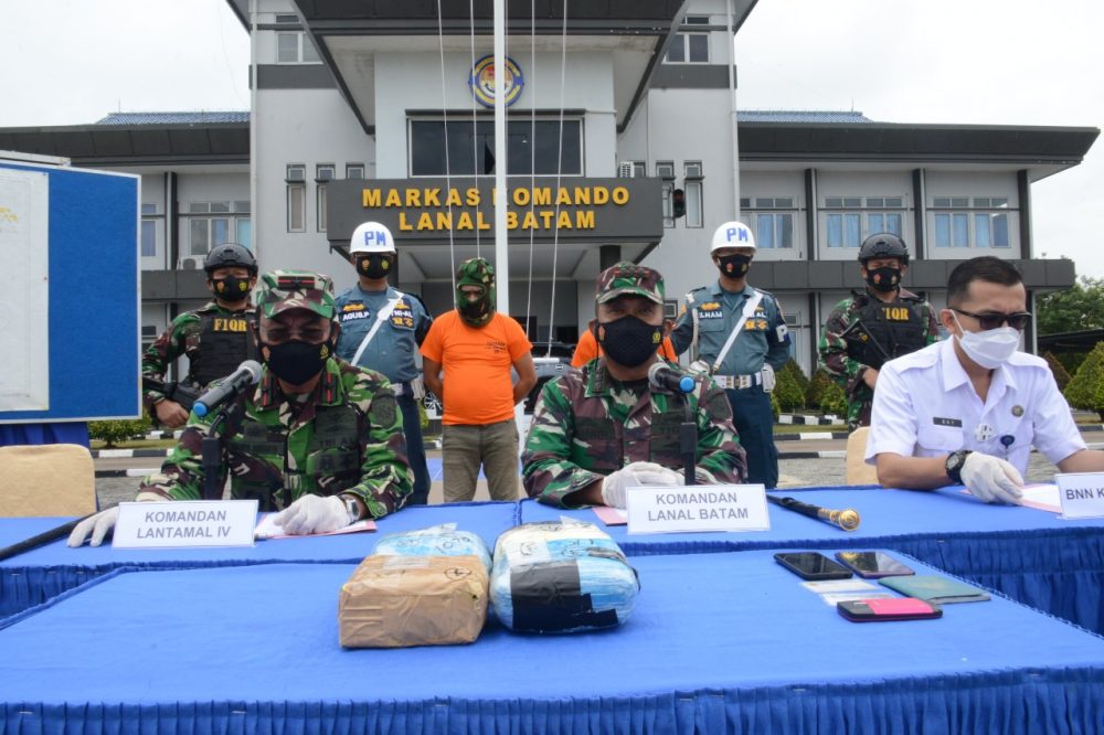 Tim F1QR Lanal Batam Gagalkan Penyelundup Sabu-Sabu Seberat 4 Kg Tim F1QR Lanal Batam Gagalkan Penyelundup Sabu-Sabu Seberat 4 Kg