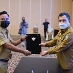 Arif Serahkan SK PTT di Lingkungan Biro Humas Protokol dan Penghubung Setda Provinsi Kepri