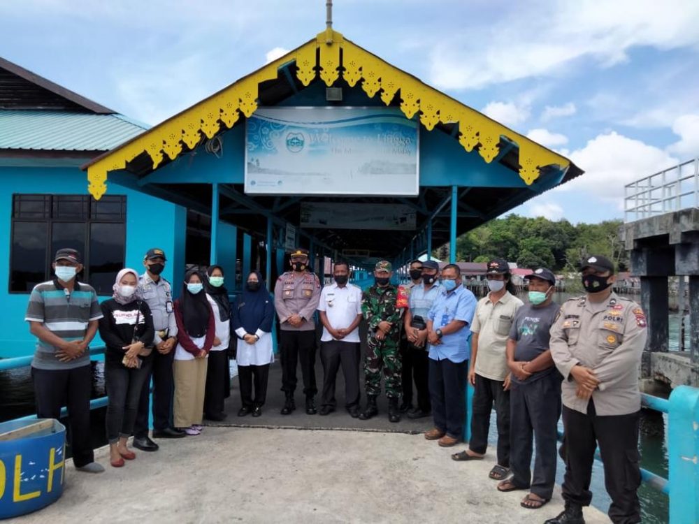 Jelang Ramadhan, Polsek dan Camat Singkep Barat Lakukan Peningkatan Pelaksanaan Prokes di Pelabuhan Jagoh