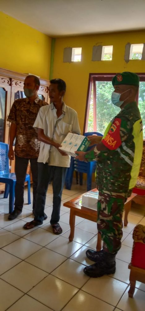 Babinsa Koramil 06/Serasan, Pos Subi, Apresiasi Pemerintah Desa Terayak Bagi-Bagi Masker Geratis Babinsa Koramil 06/Serasan, Pos Subi, Apresiasi Pemerintah Desa Terayak Bagi-Bagi Masker Geratis