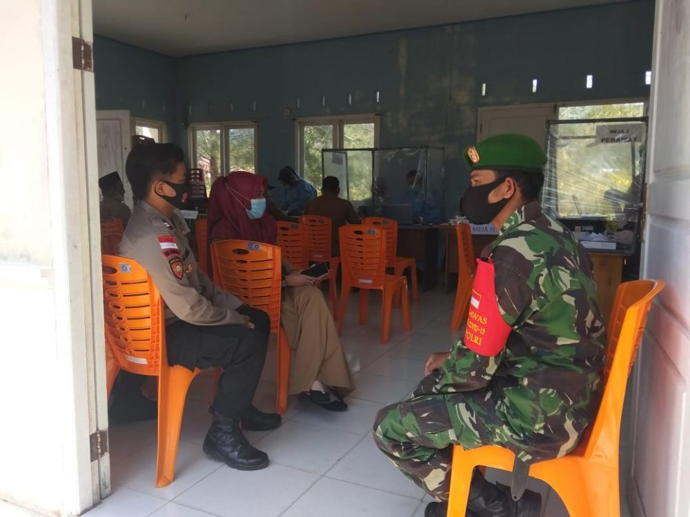 Koramil 06/Serasan, Turut Lakukan Pengamanan Vaksinasi Covid-19 di Gedung BPD Koramil 06/Serasan, Turut Lakukan Pengamanan Vaksinasi Covid-19 di Gedung BPD