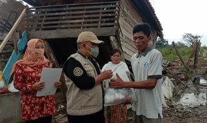 Disapu Puting Beliung, Dinsos Baznas Hingga TNI di Muba Bantu Keluarga Kusnadi